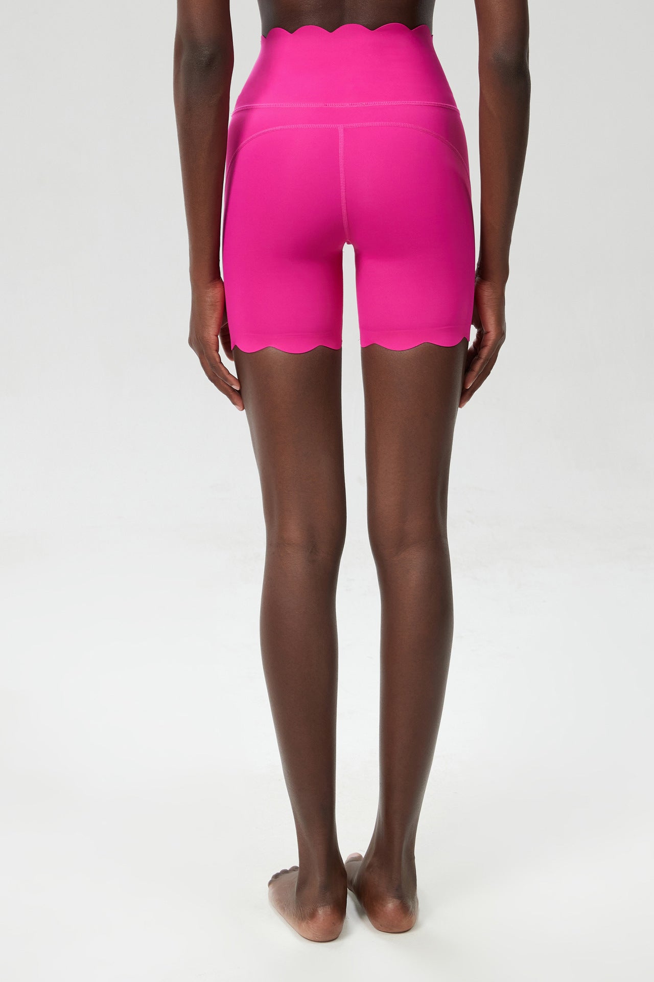 Scallop edge fitness shorts