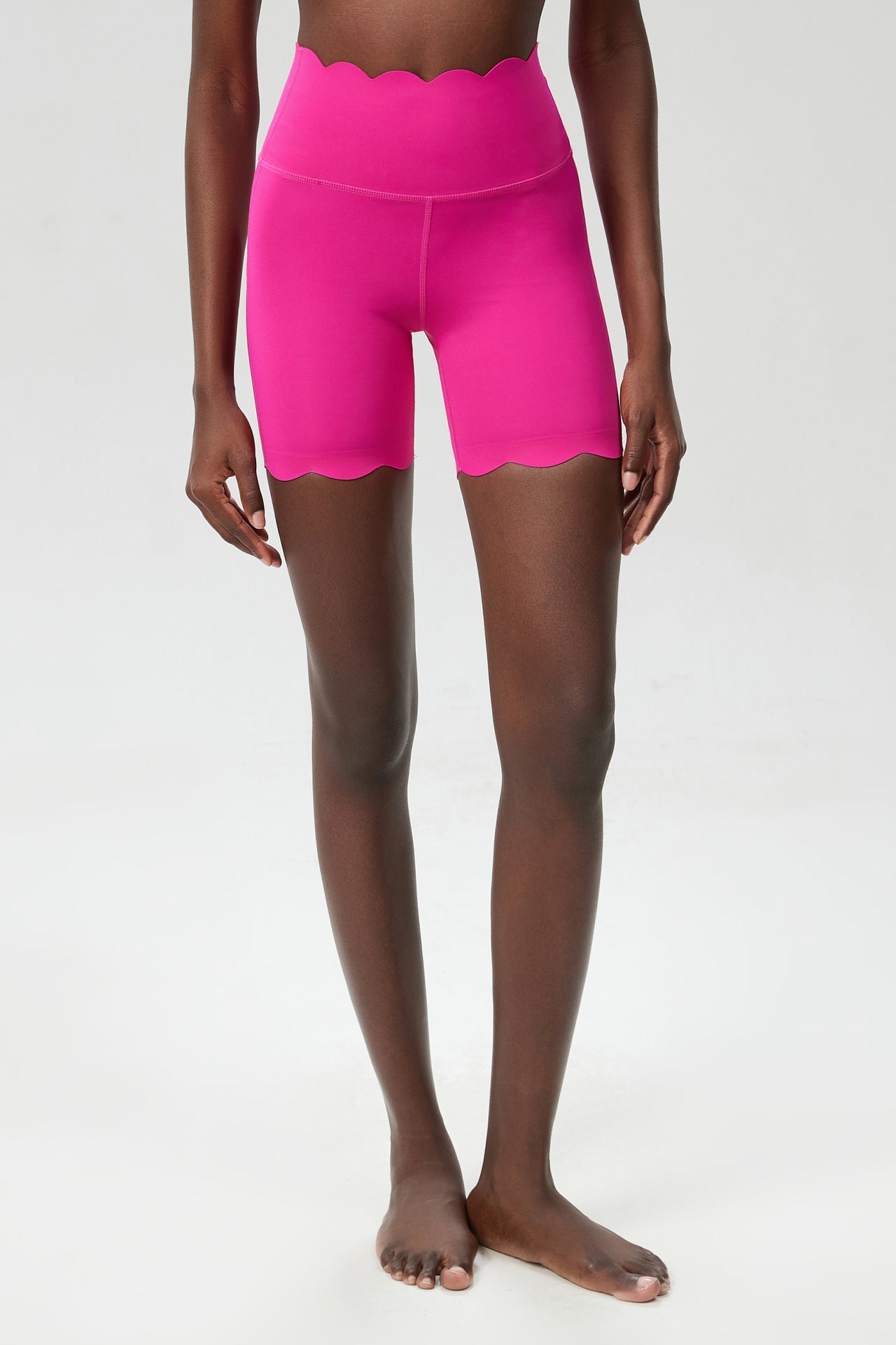 Scallop edge fitness shorts