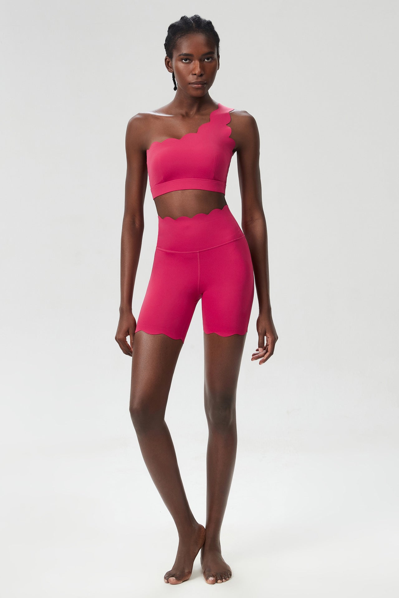 Scallop edge fitness shorts