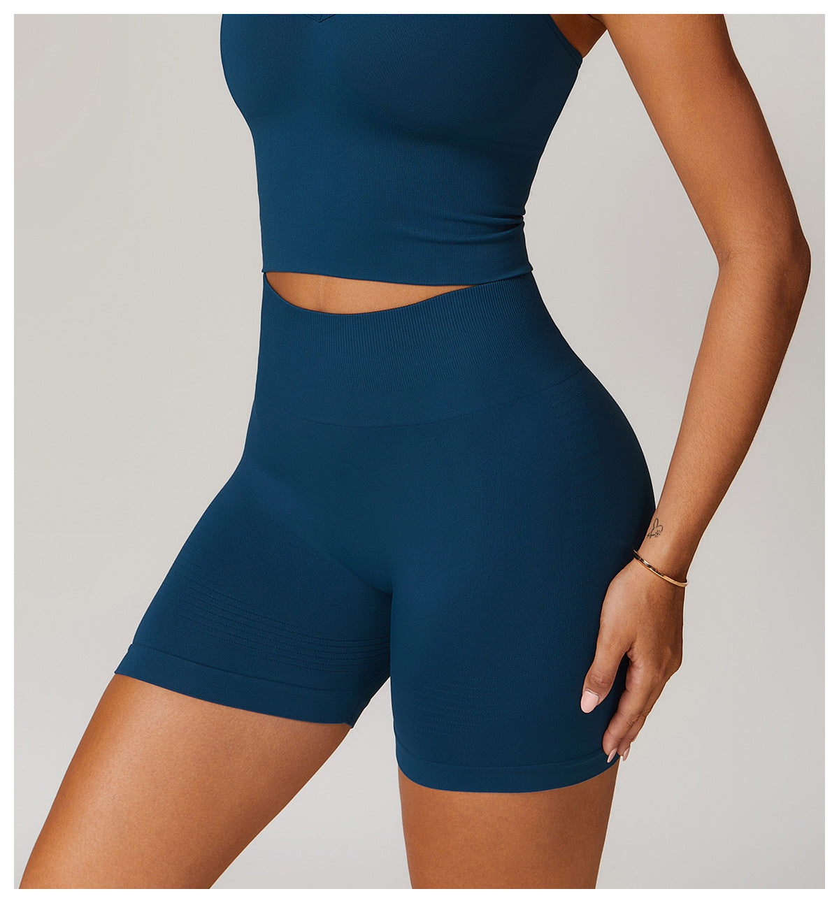 Seamless fitness hot pants