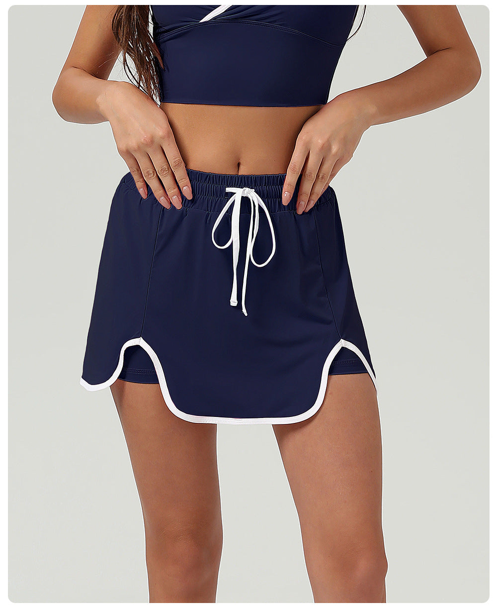 Tennis skirt with contrast piping