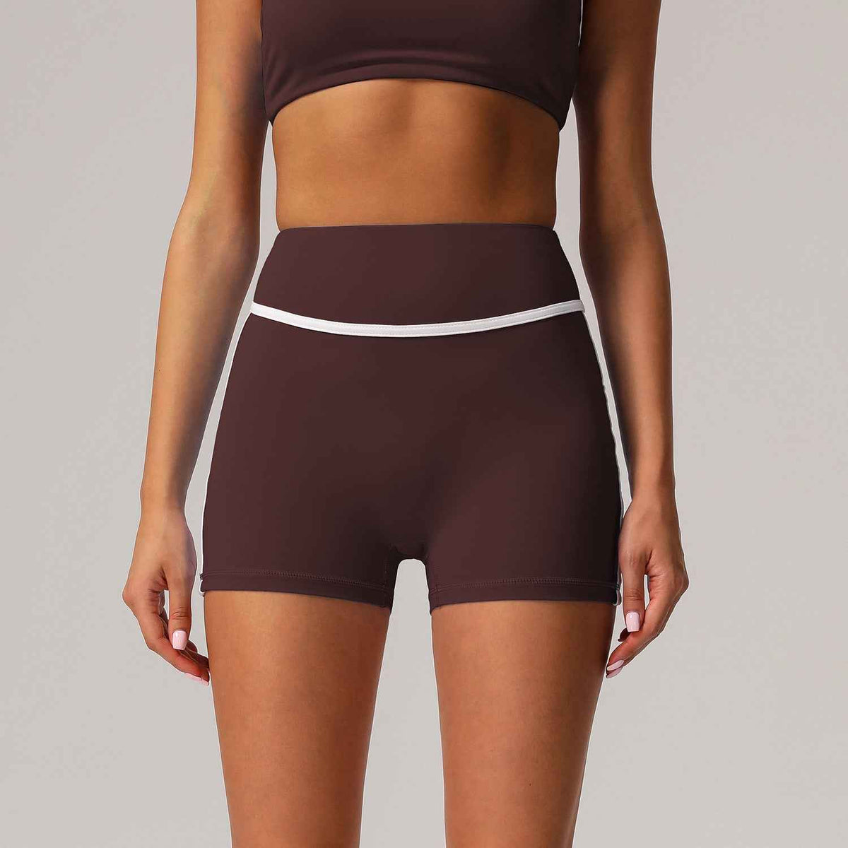 Hot pants with contrast piping