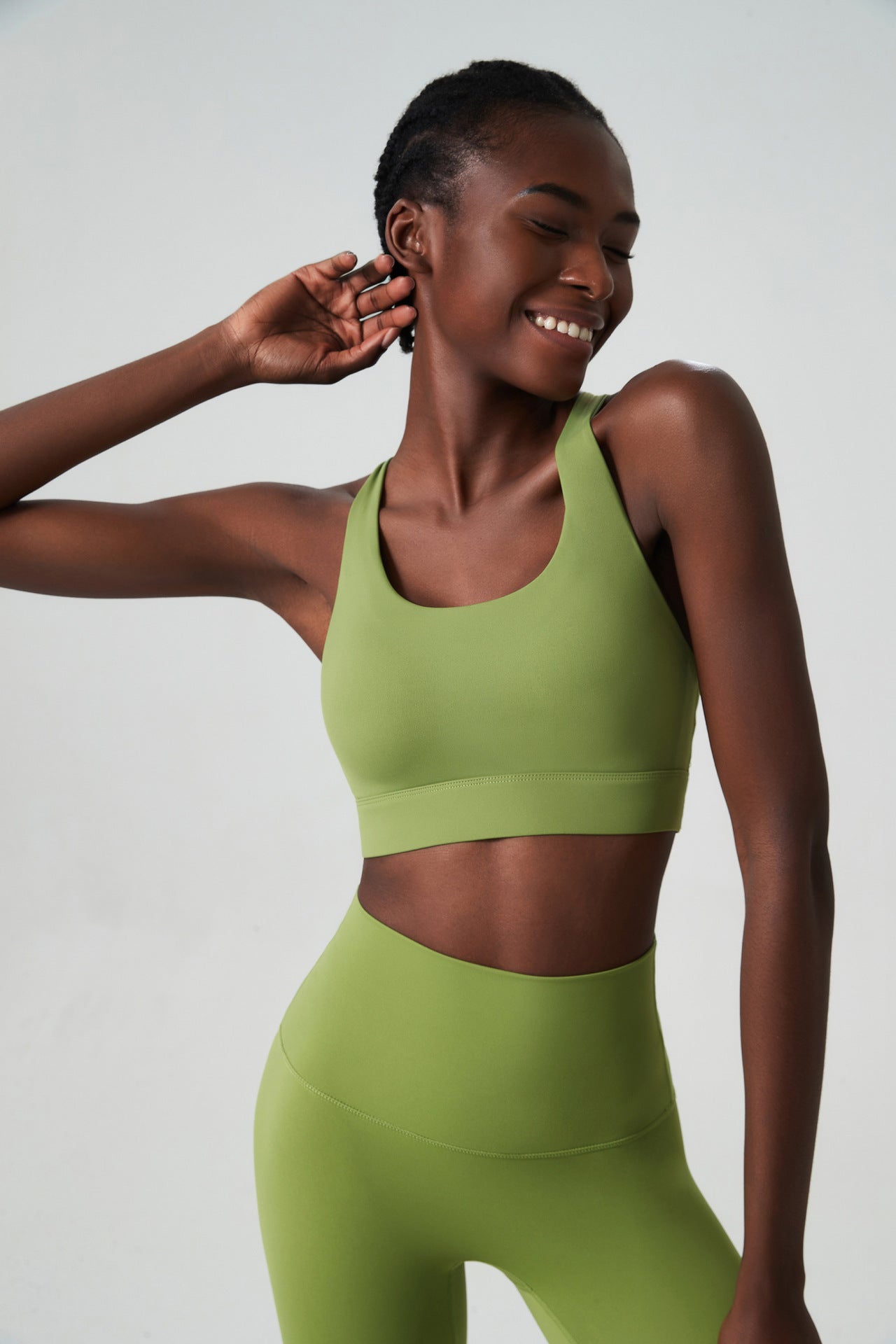 Seamless cut out back sports bra