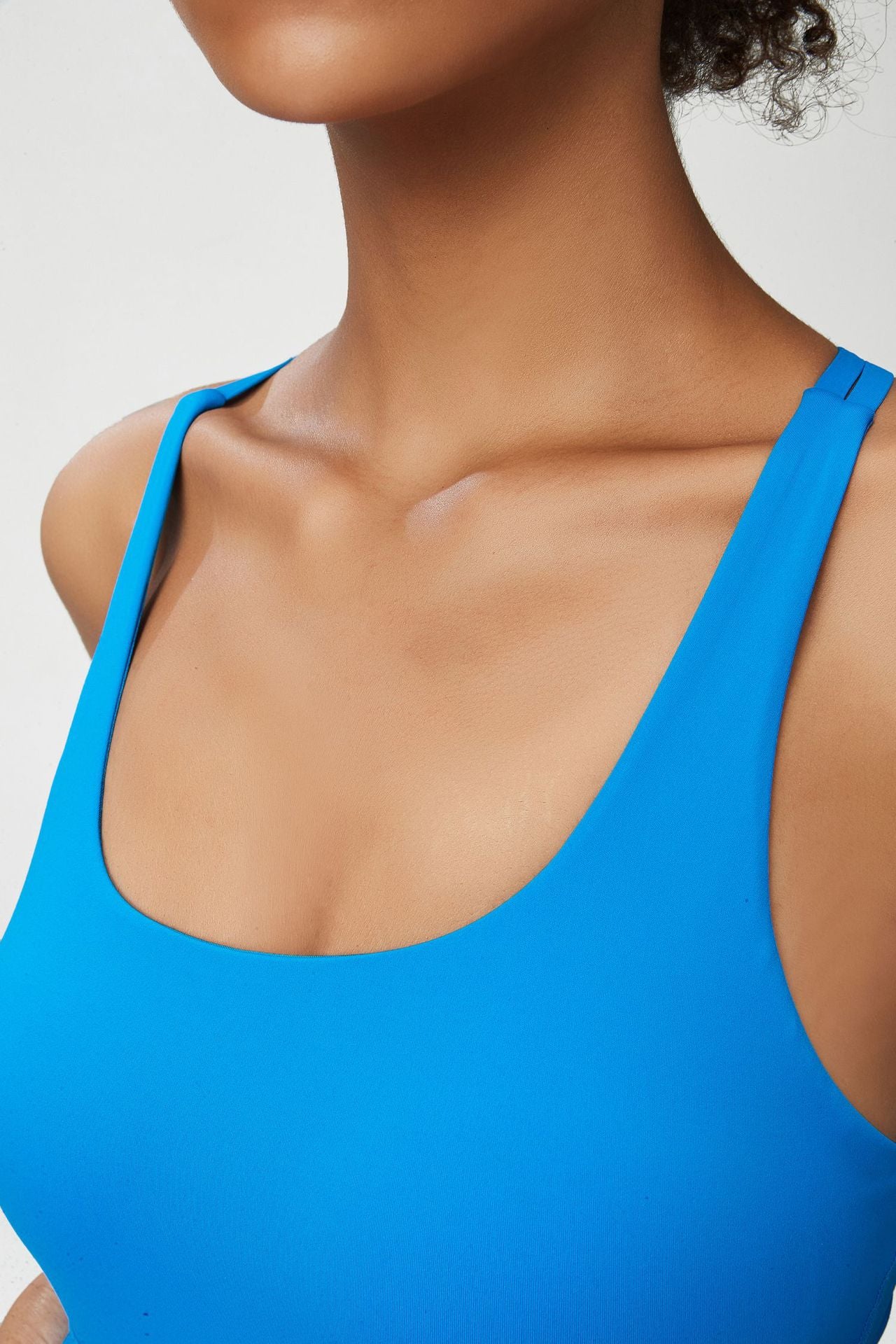 Seamless cross back sports bra