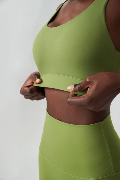 Seamless cut out back sports bra