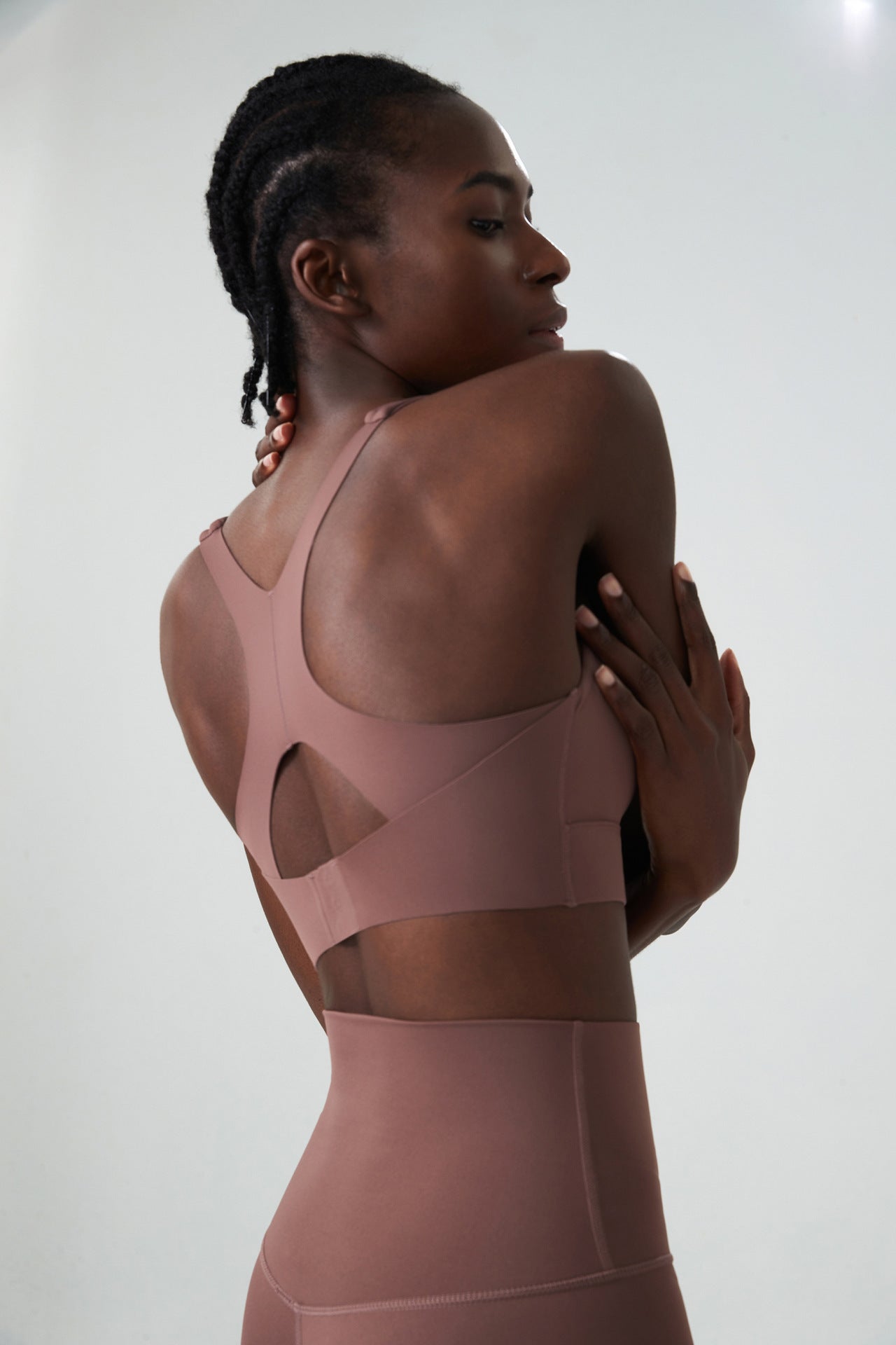 Seamless cut out back sports bra
