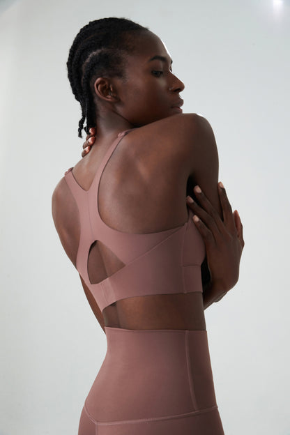 Seamless cut out back sports bra
