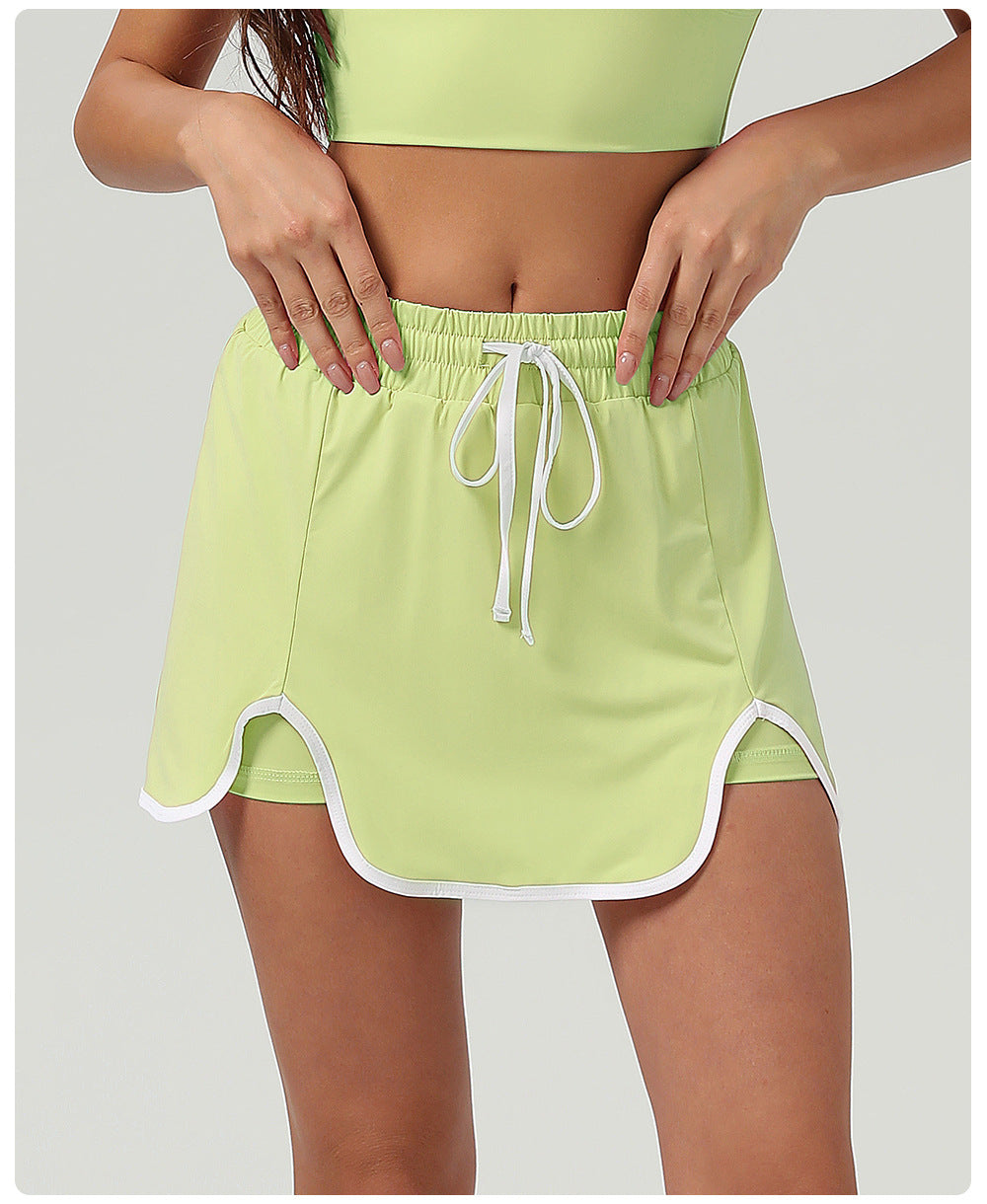 Tennis skirt with contrast piping