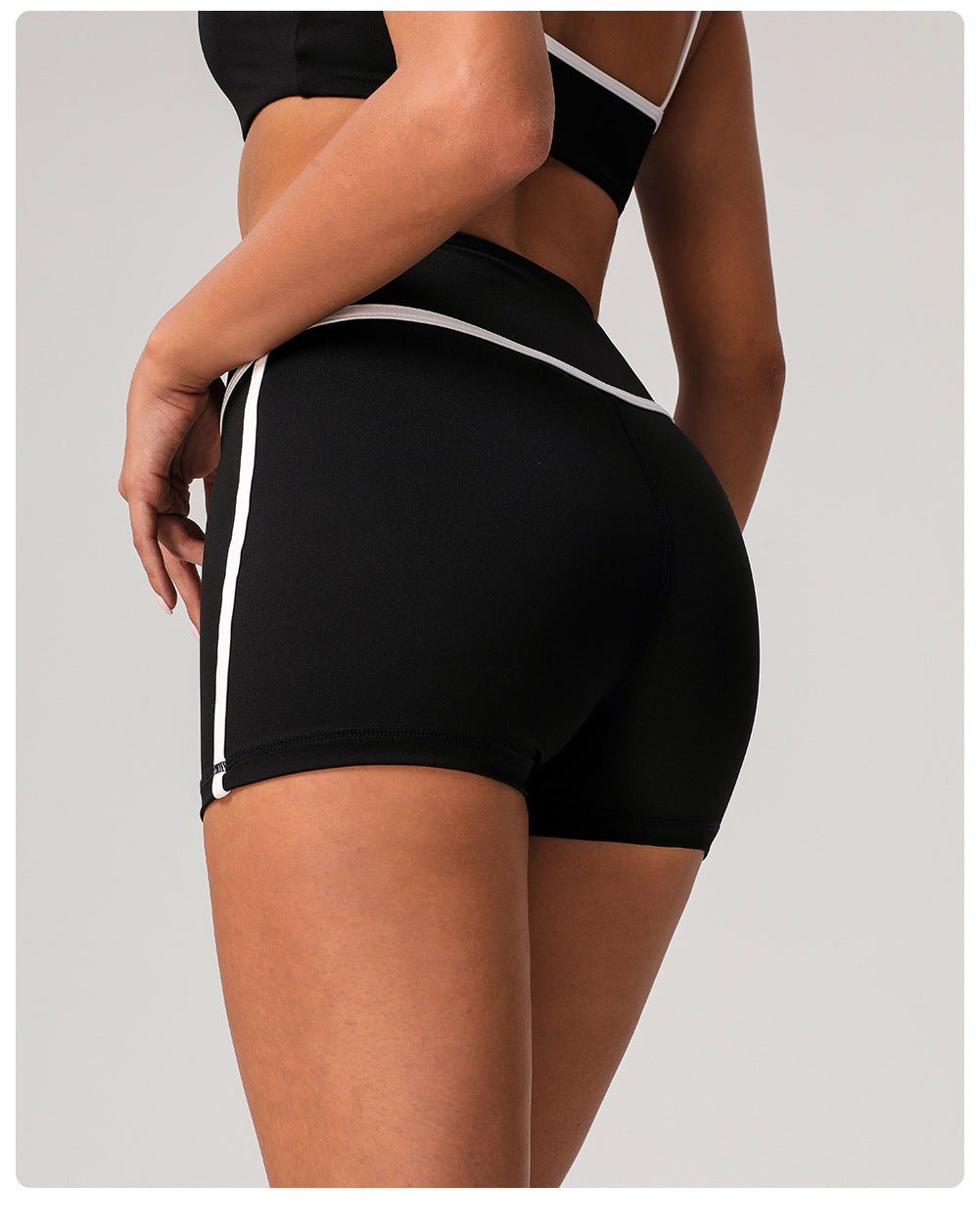 Hot pants with contrast piping