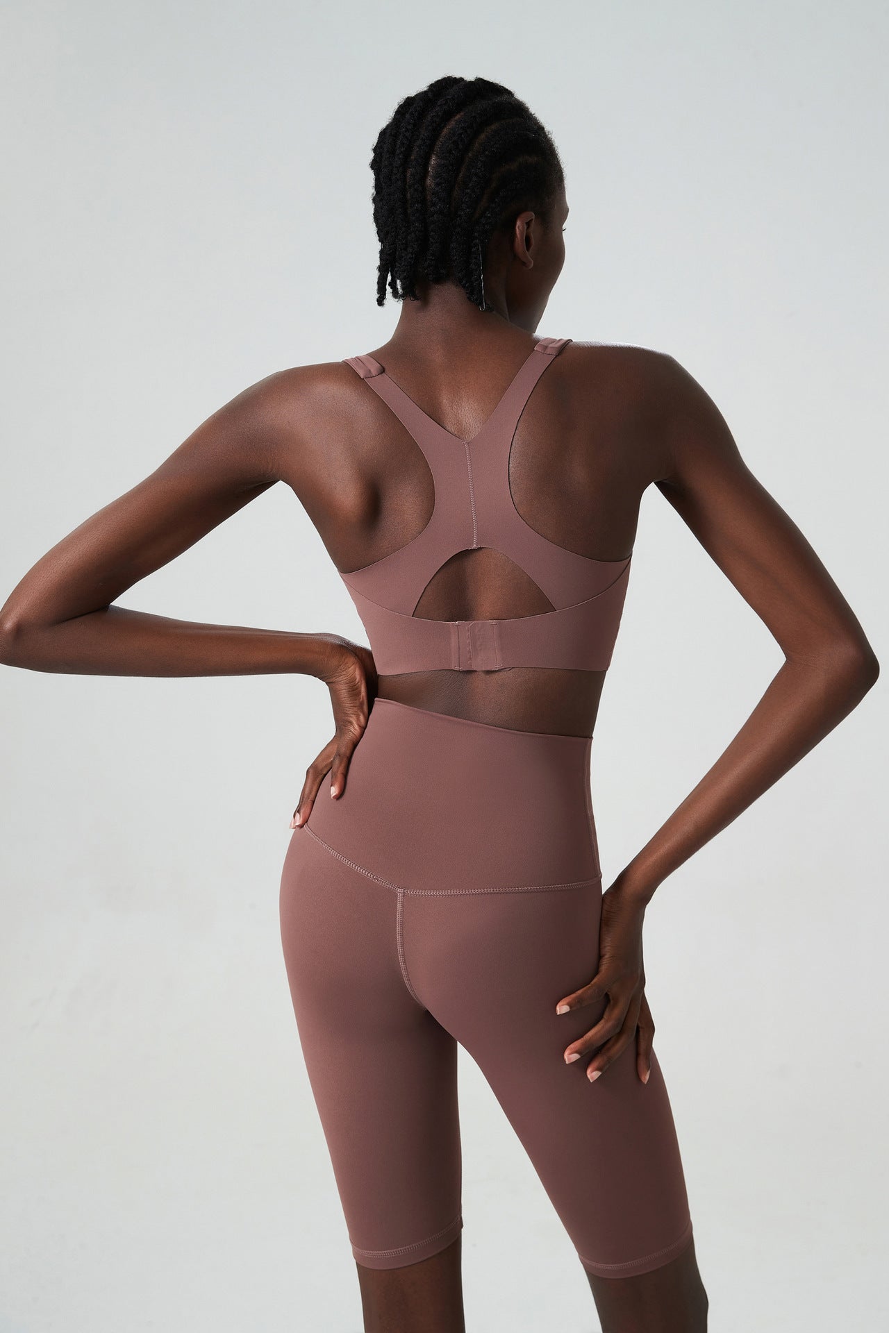 Seamless cut out back sports bra